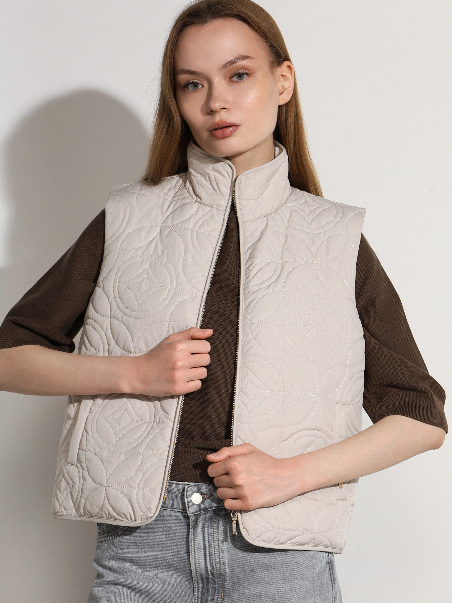 Жилет светло-серого цвета с фигурной стежкой